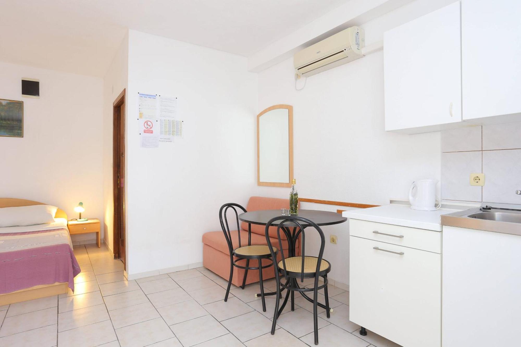 טרוגיר Family Friendly Apartments With A Swimming Pool Businci, Ciovo - 11232 חדר תמונה